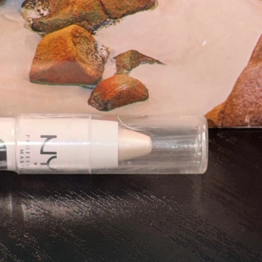 NYX Jumbo Eye Pencil Cottage Cheese JEP608 White Shimmer Cream Eyeshadow Crayon